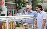 Thủ tướng Úc thưởng thức bánh mì vỉa hè Đà thành